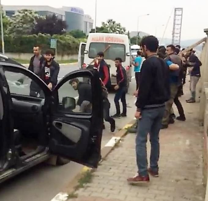 Mülteciler taş ve sopalarla işçilere saldırdı