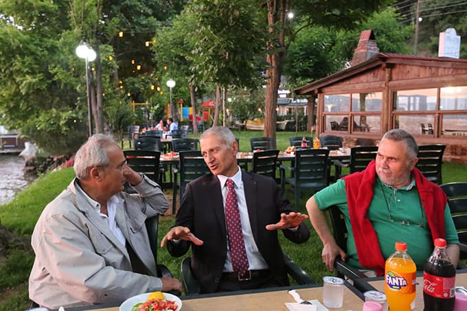 Adapazarı Belediyesi meclis üyeleri iftarda buluştu