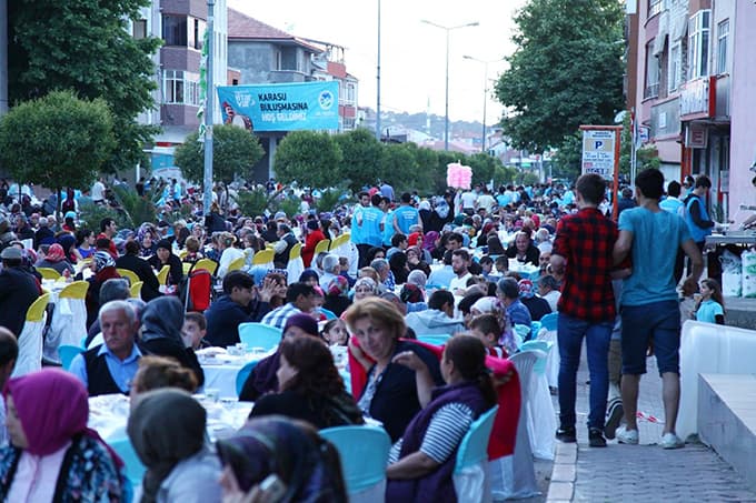 Binlerce Karasulu aynı sofrada orucunu açtı