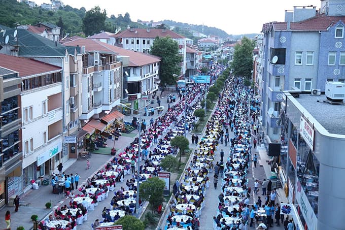 Binlerce Karasulu aynı sofrada orucunu açtı