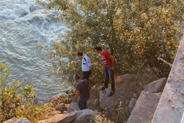 Sakarya Nehri'ne giren bir kişi kayboldu