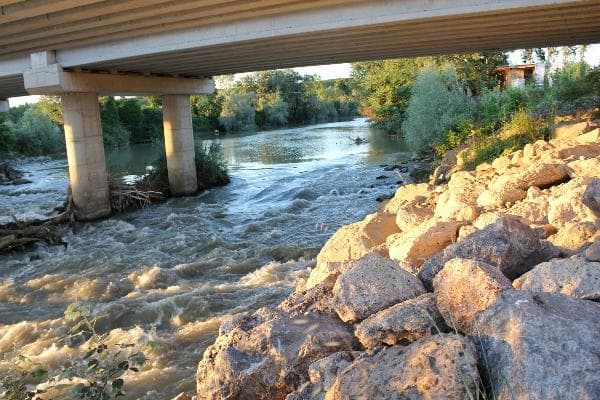 Sakarya Nehri'ne giren bir kişi kayboldu