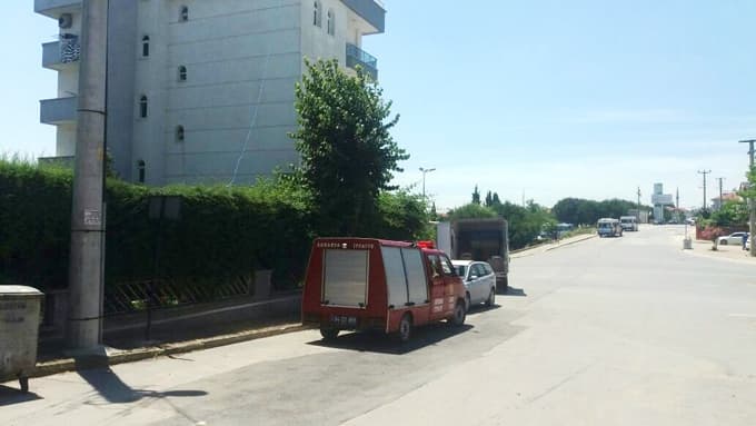 Apartmanın asansöründe mahsur kaldılar