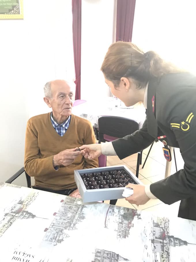Jandarmadan huzurevine 'Babalar Günü' ziyareti