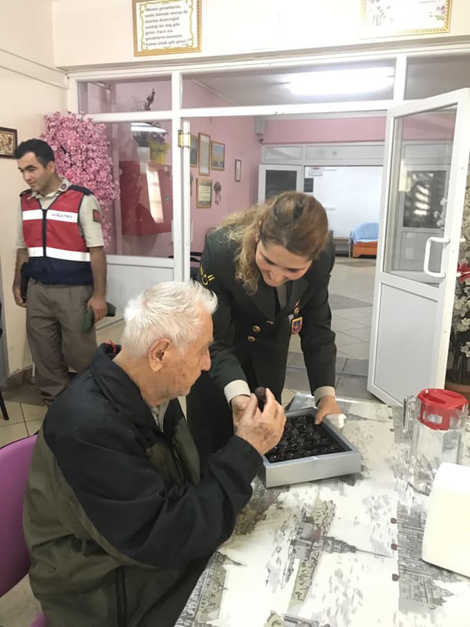 Jandarmadan huzurevine 'Babalar Günü' ziyareti