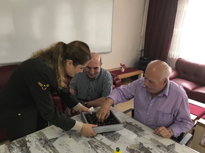 Jandarmadan huzurevine 'Babalar Günü' ziyareti
