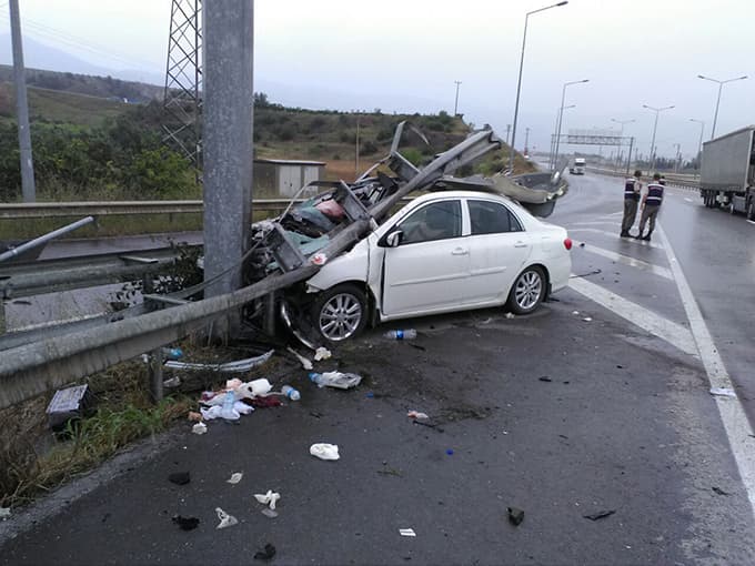 Otomobil bariyerlere çarptı: 1 ölü, 4 yaralı