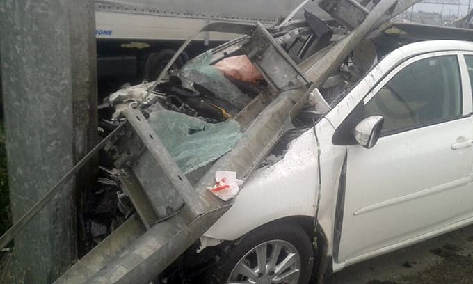 Otomobil bariyerlere çarptı: 1 ölü, 4 yaralı