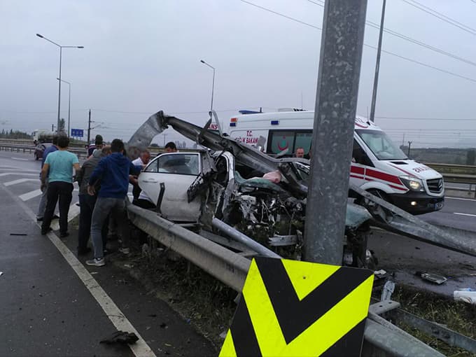 Otomobil bariyerlere çarptı: 1 ölü, 4 yaralı