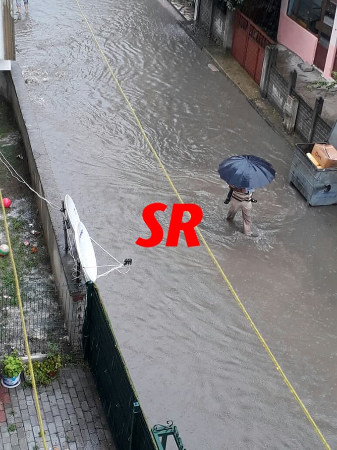 Sağanak yağış Sakarya'da yolları göle çevirdi