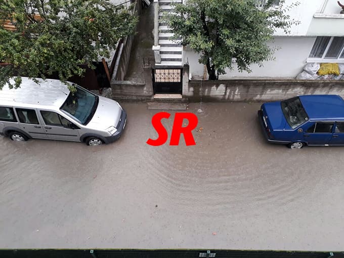 Sağanak yağış Sakarya'da yolları göle çevirdi