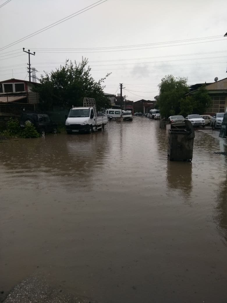 Sağanak yağış Sakarya'da yolları göle çevirdi