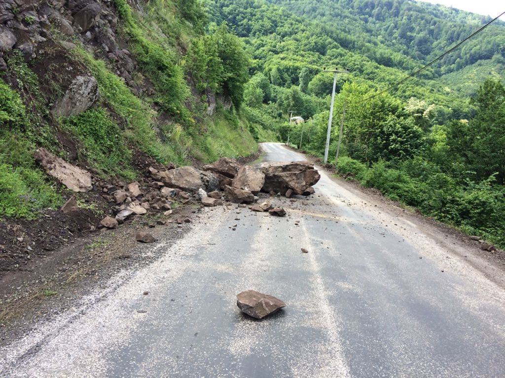 Yola düşen kaya parçaları korkuttu