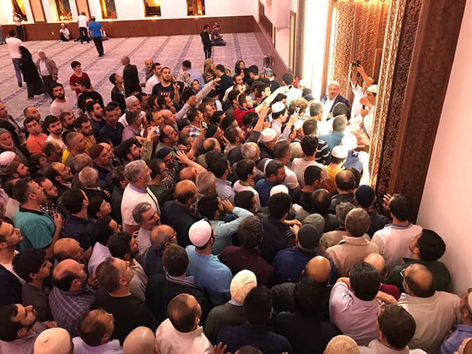 Yüzlerce kişi Sakal-ı Şerif'i görmek için sıraya girdi
