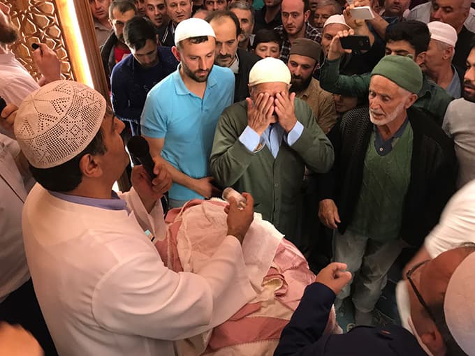 Yüzlerce kişi Sakal-ı Şerif'i görmek için sıraya girdi