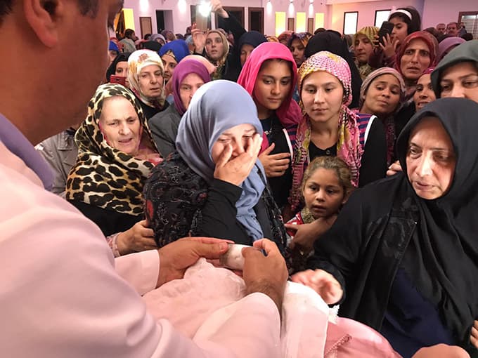 Yüzlerce kişi Sakal-ı Şerif'i görmek için sıraya girdi