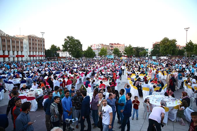 Binlerce kişi aynı sofrada oruç açtı