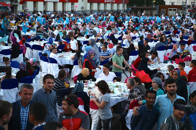 Binlerce kişi aynı sofrada oruç açtı