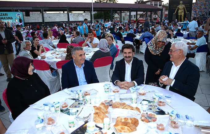 Binlerce kişi aynı sofrada oruç açtı