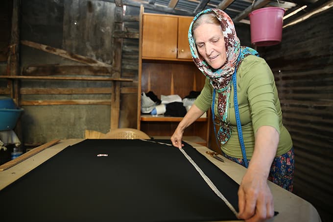Yaptığı şalvarları yurt dışına satıyor
