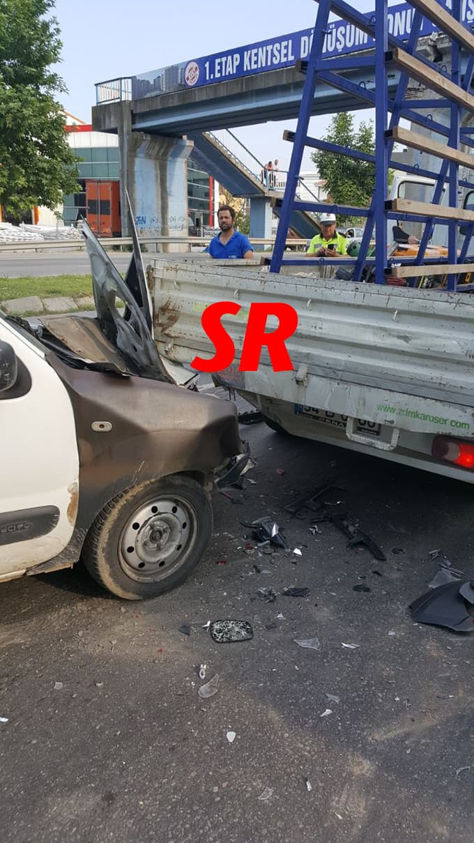 Hızını alamayınca önündeki kamyonete çarptı