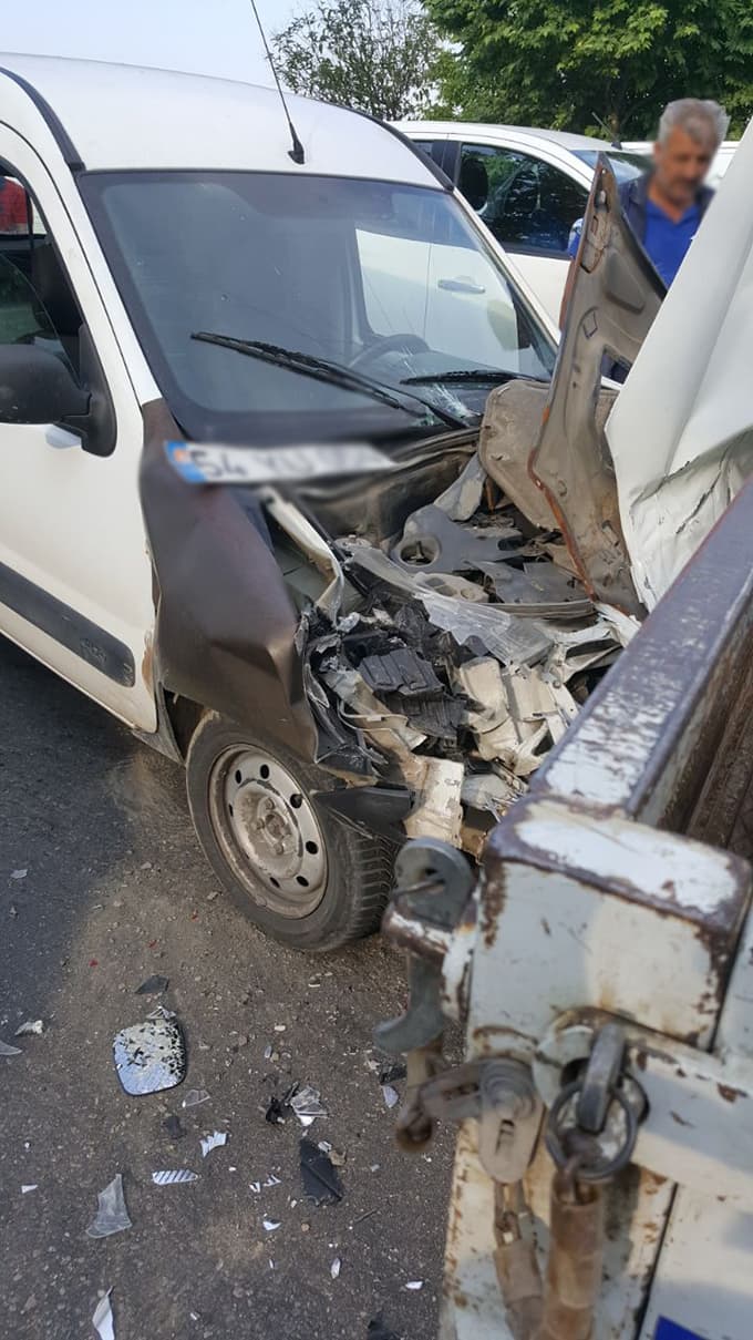 Hızını alamayınca önündeki kamyonete çarptı