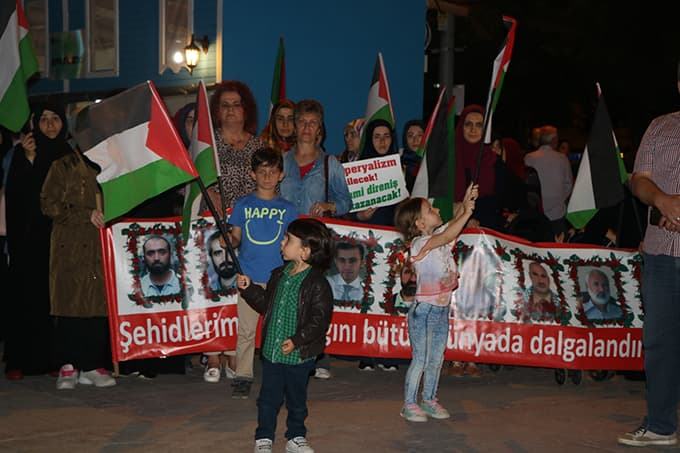 İsrail ve Amerika'yı lanetlemek için eylem yaptılar