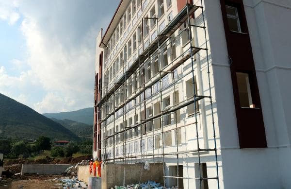 Üzerine düştüğü demir vücuduna saplandı
