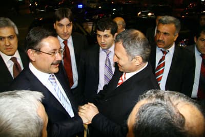 <font size="2"><font face="Arial"><strong>Hassasiyetin Dikkate Alınmamasını Eleştirdi</strong><br /><br />Radyo Derneği Başkanı Bay Sempatik'ten &ouml;d&uuml;l&uuml;n&uuml; alan &Ccedil;i&ccedil;ek, radyonun toplum hayatında b&uuml;y&uuml;k &ouml;nemi olduğuna dikkat &ccedil;ekerek, <font color="#333399">&quot;Radyo k&uuml;lt&uuml;r&uuml;m&uuml;z&uuml;n yeni nesillere taşınmasında daha m&uuml;spet bir yaklaşımı var. Radyoyla ilk bilgi teknolojisine kavuşmuş olduk&quot; </font><font color="#000000">dedi. &Ccedil;ocukluk anılarını da katılanlarla paylaşan Cemil &Ccedil;i&ccedil;ek, ilk radyoyla tanıştığı d&ouml;nemlerini anlattı. </font>Radyoda T&uuml;rk&ccedil;e'nin korunarak kullanılmasının da k&uuml;lt&uuml;rel yapıya b&uuml;y&uuml;k katkı sağlayacağını s&ouml;yleyen &Ccedil;i&ccedil;ek, bazı radyo programlarında bu hassasiyetin dikkate alınmamasını eleştirdi. </font></font>