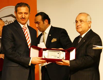 <font size="2"><font face="Arial"><strong>Değerli İnsanların Gelecek Nesillere Anlatılması</strong> <br /><br />&Ccedil;i&ccedil;ek, el birliğiyle Milli Eğitim Bakanlığı, K&uuml;lt&uuml;r Bakanlığı ve radyocuların bu durumla ilgilenerek dilin korunması gerektiğini s&ouml;yledi. Konuşmaların ardından insanlara artı değer katan kişilere &ouml;d&uuml;llerini veren Cemil &Ccedil;i&ccedil;ek, Adapazarı Belediye Başkanı S&uuml;leyman Dişli'ye de şehirdeki değerli insanların gelecek nesillere anlatılmasında g&ouml;sterdiği farklı projesi nedeniyle &ouml;d&uuml;l&uuml;n&uuml; verdi.</font></font>