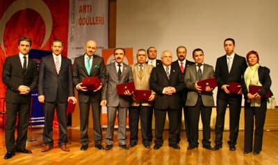 <font size="2"><font face="Arial"><strong>Melik G&ouml;k&ccedil;ek - Adapazarı Bağı</strong><br /><br />Program sonrasında Ankara B&uuml;y&uuml;kşehir Belediye Başkanı Melih G&ouml;k&ccedil;ek'le bir s&uuml;re sohbet eden S&uuml;leyman Dişli, Adapazarlıların selamını iletti. Melih G&ouml;k&ccedil;ek, Adapazarlılarla yakın bir g&ouml;n&uuml;l bağı olduğunu s&ouml;yleyerek memnuniyetlerini ifade etti.<br /><br /><font color="#333399">Ankara B&uuml;y&uuml;kşehir Belediye Başkanı Melih G&ouml;k&ccedil;ek, 17 Ağustos Depremi sonrasında Adapazarı'nda &ouml;nemli &ccedil;alışmalar yapılmasını sağlamıştı.</font>&nbsp; </font></font>