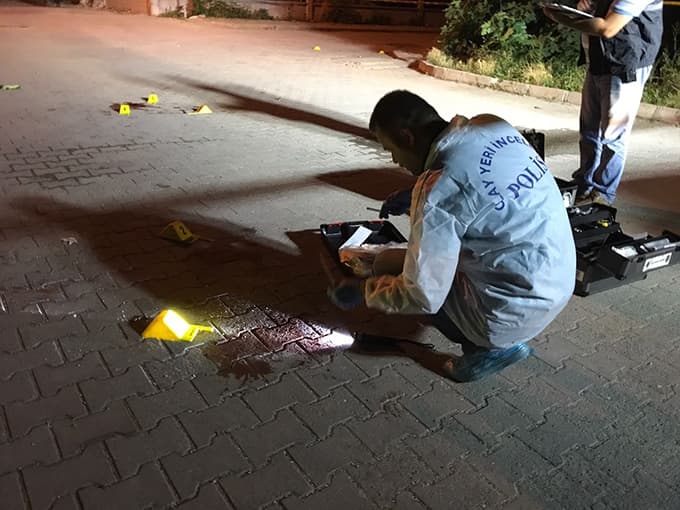 Gençlerin kavgasında bıçaklar çekildi