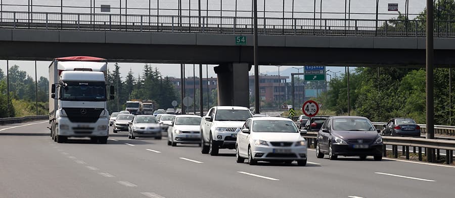 Yollarda bayram tatili yoğunluğu