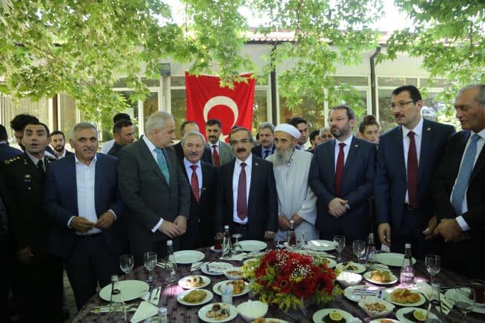 Şehir protokolü bu törende bayramlaştı