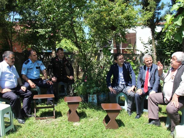 Ferizli protokolü halkla bayramlaştı