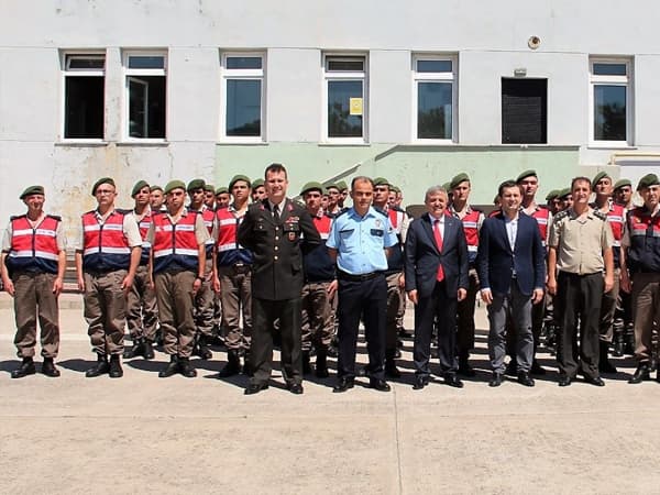Ferizli protokolü halkla bayramlaştı
