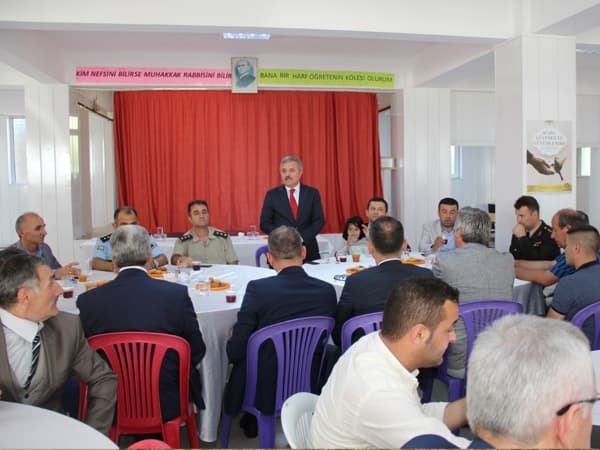 Ferizli protokolü halkla bayramlaştı