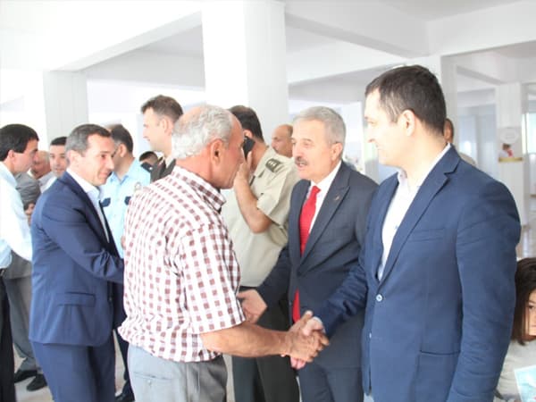 Ferizli protokolü halkla bayramlaştı