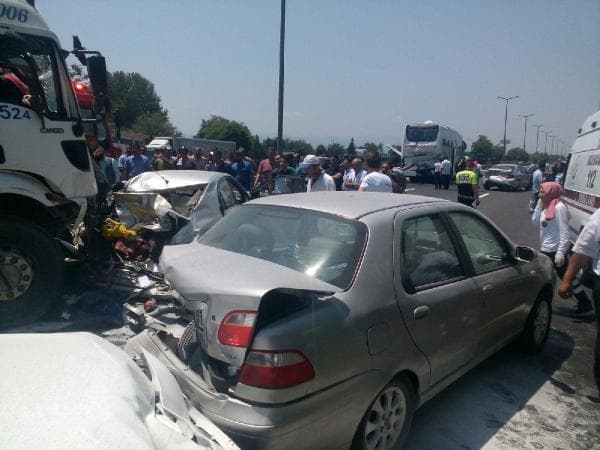 TEM'de 10 araç trafik kazasına karıştı