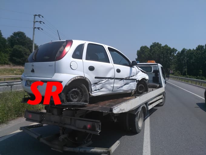 Yoldan çıkan araç bariyerlere girdi