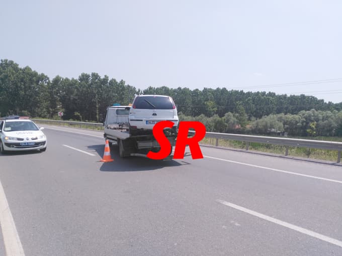 Yoldan çıkan araç bariyerlere girdi