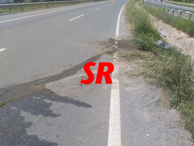 Yoldan çıkan araç bariyerlere girdi