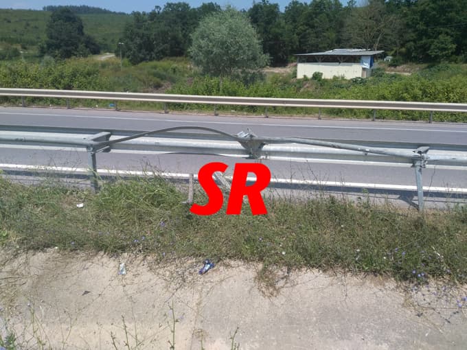 Yoldan çıkan araç bariyerlere girdi