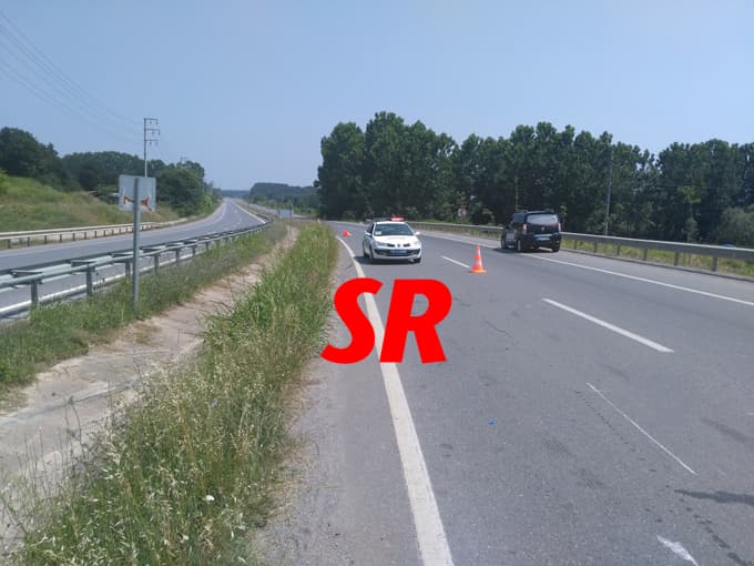 Yoldan çıkan araç bariyerlere girdi