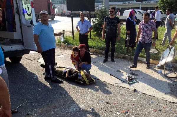 Otomobil TIR'a arkadan çarptı
