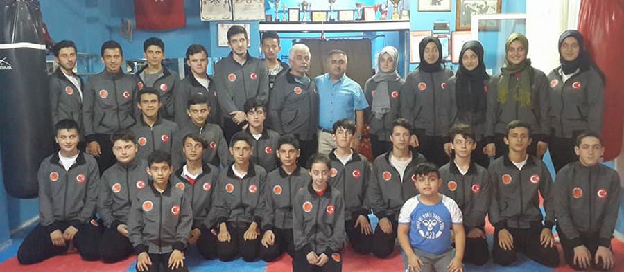 Kick Boksçular madalya için yola çıktı