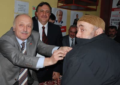 <font face="Arial" size="2">MHP Sakarya Milletvekili Prof. Dr. Kutluata ise, AKP'nin hep mecliste bahane uydurduğunu iddia ederek, <font color="#333399">&quot;AKP meclisteki &ccedil;oğunluğuna g&uuml;venerek, kendilerine g&ouml;re yasalar &ccedil;ıkartmaktadır. H&uuml;k&uuml;met IMF'den bor&ccedil; para alarak, hi&ccedil;bir şey yapmamıştır ve &uuml;lkeyi bor&ccedil; batağına sokmuştur. Bundan kurtulmanın tek hedefi ise MHP'dir.&quot;</font> diye konuştu.</font>