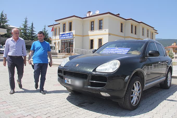 Çaldığı arabadan şikayet etti