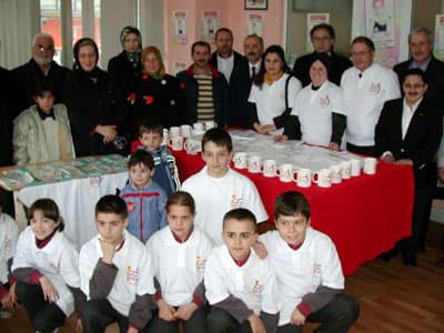 <font face="Arial" size="2">Olcayto, kanserin en &ouml;nemli nedeninin t&uuml;t&uuml;n olduğunu belirtererk, şunları s&ouml;yledi: </font><font face="Arial"><font size="2" color="#333399">&quot;T&uuml;t&uuml;n hakikaten kanserle ilgili sorunların en b&uuml;y&uuml;ğ&uuml;. 2007'li yıllarda t&uuml;t&uuml;nle m&uuml;cadeleye sağlık bakanlığı b&uuml;t&ccedil;esi ve &uuml;lkedeki t&uuml;m sağlık giderlerinin 3'te 2'si oranında harcama yapmışız. M&uuml;cadele i&ccedil;in az kaynağımız var ama bir taraftan t&uuml;t&uuml;n nedenli kaybımız &ccedil;ok ciddi. &Uuml;lkemizin t&uuml;m turizm gelirlerine değer sigara nedenli kaybımız var.&quot;<br /><br /></font><font size="2">Kanserle m&uuml;cadelede konusunda 2 yıldır sivil toplum &ouml;rg&uuml;tleri ile ortak &ccedil;alıştıklarını belirten Olcayto, kanserle m&uuml;cadele etmeye &ccedil;alışan dernekleri bir araya getirdiklerini ve ortak bir platform &ccedil;er&ccedil;evesinde buluşturduklarını vurguladı. Ankara'da Kanser Savaş Daire Başkanlığı'nda merkez ofis oluşturduklarını dile getiren Olcayto şu bilgileri verdi: </font></font><font face="Arial"><font size="2" color="#333399">&quot;&Ccedil;alışmalarına bu ofiste başladılar. Sivil toplum hareketi platformdan, federasyona doğru ilerleyecek ve kanserle m&uuml;cadele a&ccedil;ısından g&uuml;&ccedil;l&uuml; bir sivil toplum hareketi oluşacak. Burada yaptığımız &ccedil;alışma bu &ccedil;alışmaların bir meyvesi. Kanserle m&uuml;cadele konusunda &quot;<strong>Kansere Karşı El Ele&quot;</strong> sloganıyla &uuml;lke &ccedil;apında derneklerimiz aracılığıyla &ccedil;alışmaya başlıyoruz. Bu &ccedil;alışmanın ilk adımı da Adapazarı'nda başladı. Adapazarı'nda yapılan bu &ccedil;alışma t&uuml;m &uuml;lkeye yayıldığı zaman &uuml;lkemiz a&ccedil;ısından kansere karşı el ele deme şansımız olacak. Bu sloganı s&ouml;ylemeye başladığımız nokta Adapazarı. Bundan &ccedil;ok gurur duyuyorum. &Ouml;n&uuml;m&uuml;zdeki g&uuml;nlerde 'Kansere karşı el ele projesi' adım adım yayılacak. Kanser Savaş Daire Başkanlığı sivil toplum &ouml;rg&uuml;tlerine destek verdi. Buradaki ama&ccedil; kansere karşı kendi &ccedil;apında tanınan dernekleri bir araya getirerek daha etkin bir m&uuml;cadelenin sağlanabilmesidir. Ortak bir sivil toplum hareketinden &ccedil;ıkarak federasyona doğru yol almalarıdır.&quot;<br /><br /></font><font size="2">Kampanya &ccedil;er&ccedil;evesinde kanserden korunma bilgileri i&ccedil;iren 20 bin el broş&uuml;r&uuml; dağıtıldı, 3 bin afiş şehrin &ccedil;eşitli yerlerine asıldı.</font></font>