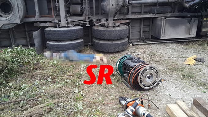 Sürücü, kamyonun altında feci şekilde can verdi